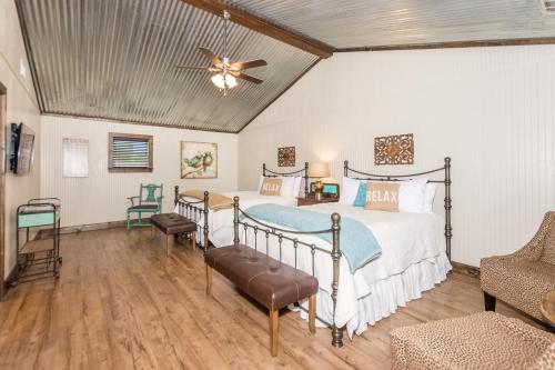 2 queen beds