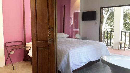 King Room with River View image 10