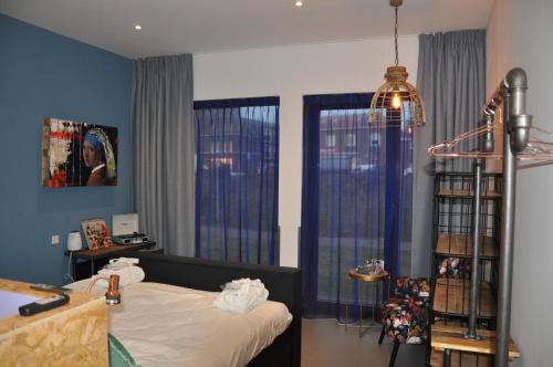 room detail thumbnail 1