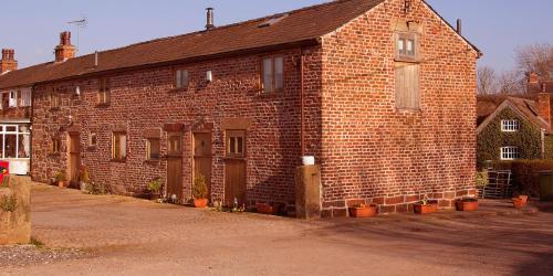 B&B Wirral - The Shippon Barn with Hot Tub and Private Pool - Bed and Breakfast Wirral