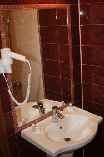 Hotel Elegance, Асеновград (фото 10)