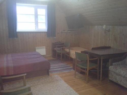 1 queen bed, 2 twin beds