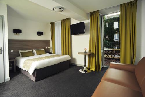 1 queen bed, 1 sofa bed