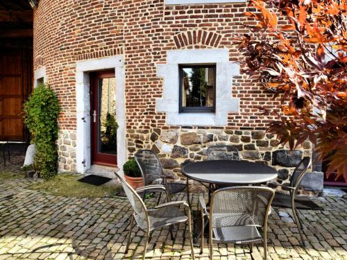 Nice apartments in a monumental square farm gîte à louer Saive