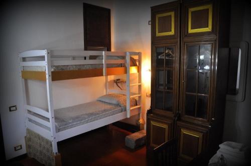 1 twin bed, 1 bunk bed