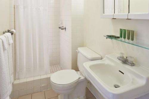 Pacific Marina Inn - image 2