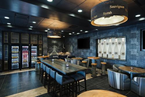 مطعم, أجنحة أوكسفورد سونوما - رونيرت بارك (Oxford Suites Sonoma- Rohnert Park) in Rohnert Park