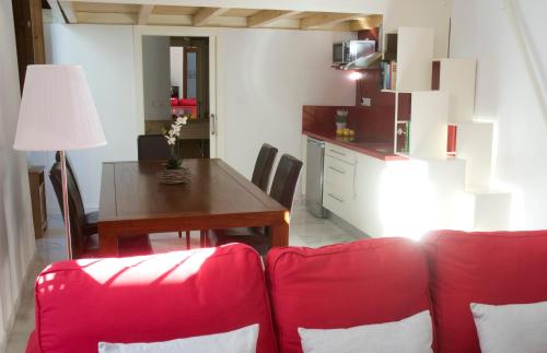 Life Apartments Quintana Stop at Life Apartments Quintana to discover the wonders of Seville. The hotel offers a high standard of service and amenities to suit the individual needs of all travelers. To be found at the hotel a