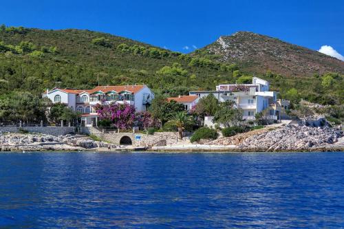  Apartment Uvala Pokrivenik 5223b in Zastražišće