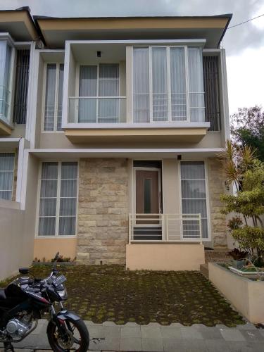 Villa Keluarga Batu