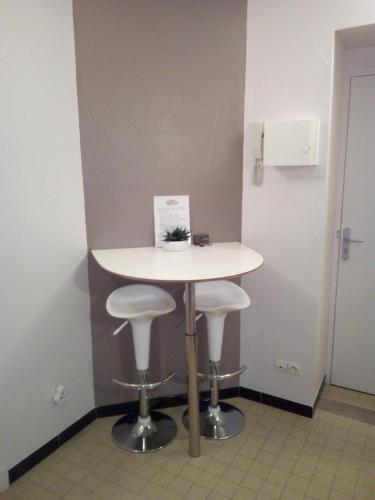 Studio 2 pers en vieille ville parking gratuit - by La Source d'OrFée 5