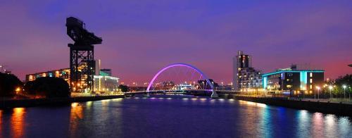 Glasgow Central Station SKYLINE Apartment with Parking (2 bedrooms 2 bathrooms 1 living room-Kitchen) - image 8