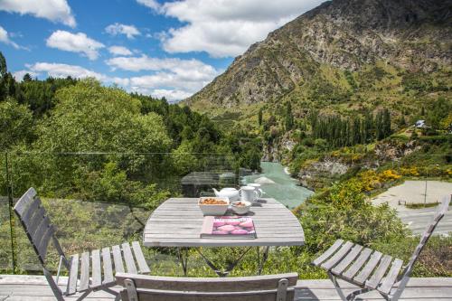 Riverview Retreat Holiday Home by MajorDomo - image 4