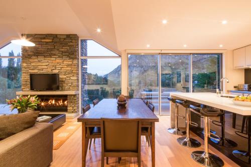 Riverview Retreat Holiday Home by MajorDomo - image 2