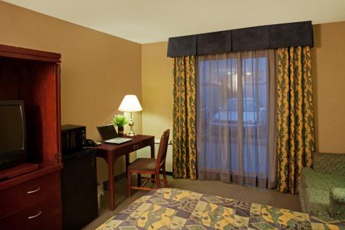 Travelodge by Wyndham Oshawa Whitby