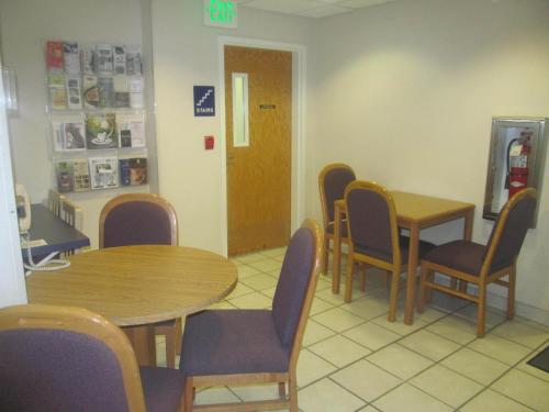 ห้องส่วนกลางสำหรับนั่งเล่น/ดูทีวี, Microtel Inn by Wyndham Champaign in แชมเพน (IL)