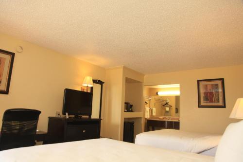 Plaza Inn Midland - image 10