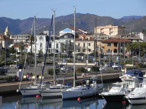  Ca' Nanopulin, Fronte Porto, Pension in Loano