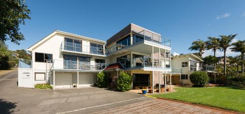 Ieeja, By the Bay Beachfront Apartments in Mangonuja
