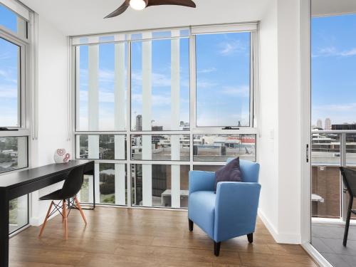 As the Sun Sets - Modern and Spacious 2BR Zetland Apartment Facing the Setting Sun - main image
