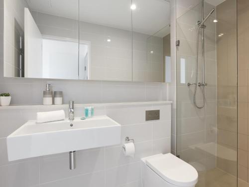 As the Sun Sets - Modern and Spacious 2BR Zetland Apartment Facing the Setting Sun - image 5