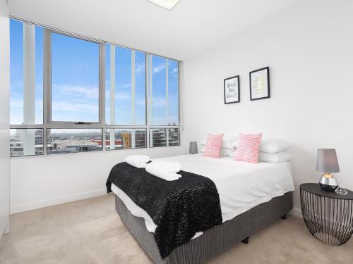 View, As the Sun Sets - Modern and Spacious 2BR Zetland Apartment Facing the Setting Sun in Zetland