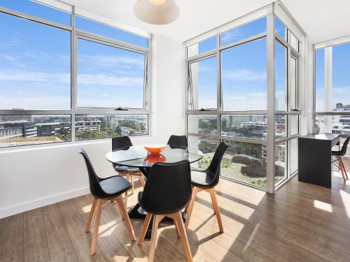 As the Sun Sets - Modern and Spacious 2BR Zetland Apartment Facing the Setting Sun - image 2