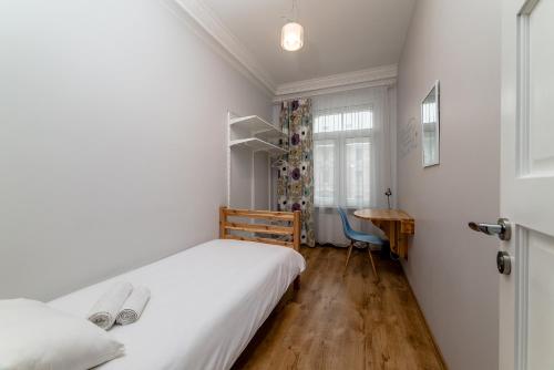 Orange Cat Rooms Room Type - Single Room with Shared Bathroom