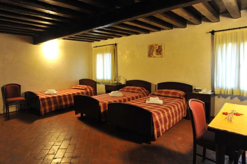 3 twin beds