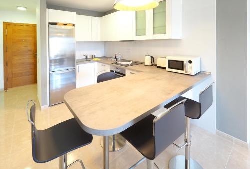 La Perla: Sea View and Pool (family apartment)