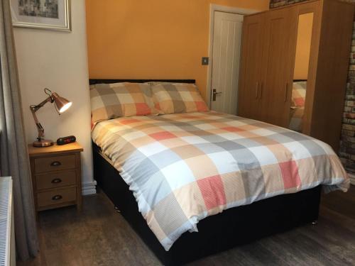 Bed, Cosy Apartment in Private Courtyard in Moor Park