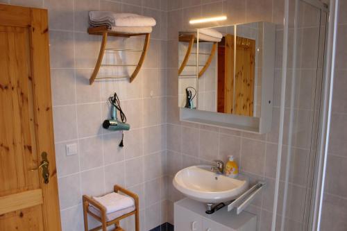 Bathroom, Spacious Apartment with a nice living room 2 Pers Wifi Carport in Langewiese