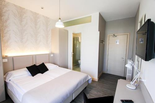 B City Hotel - Photo 4