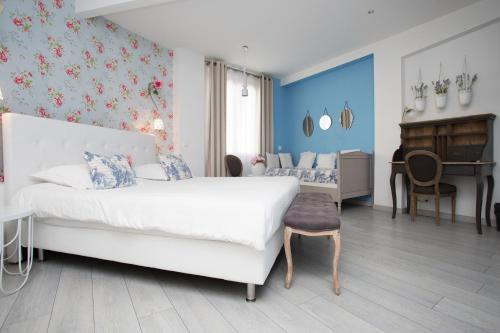 Hotel Mademoiselle Stop at Hôtel Mademoiselle to discover the wonders of Juan-les-pins. The property features a wide range of facilities to make your stay a pleasant experience. Free Wi-Fi in all rooms, express check-i