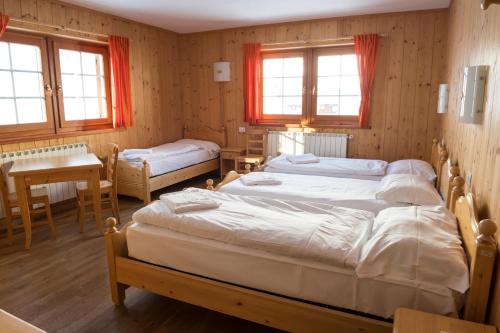 4 twin beds