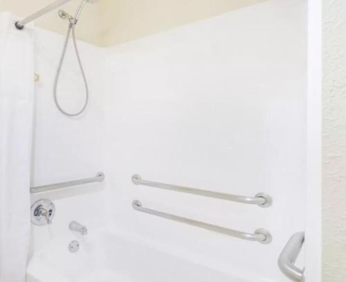 Ramada by Wyndham Columbia - image 2
