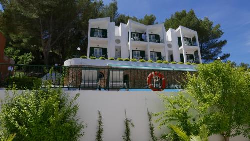 Desmais Apartments - image 5