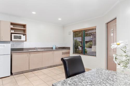 Kitchen, Belmont Motor Lodge in Porirua