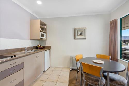 Kitchen, Belmont Motor Lodge in Porirua