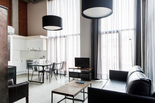 ห้องส่วนกลางสำหรับนั่งเล่น/ดูทีวี, Barcelona Apartment Republica in วิลลา โอลิมปิกา
