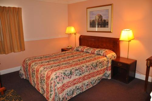 Super 8 by Wyndham Hayward Downtown - image 3