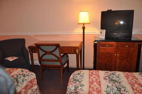 Super 8 by Wyndham Hayward Downtown - image 9
