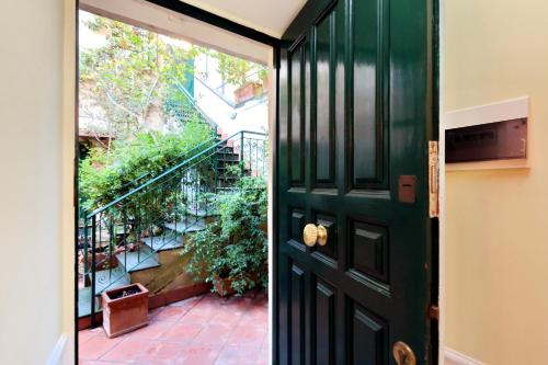 Characteristic apartment just beside the Vatican, Rome (photo 9)