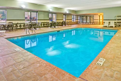 Úszómedence, Wingate by Wyndham Cincinnati/Blue Ash in Blue Ash