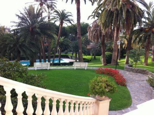  Luxury Apt in Residence Eden Pool Tennis & Sea, Pension in Genua