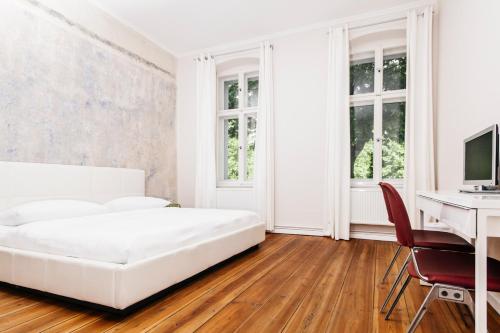 Double Room image 6