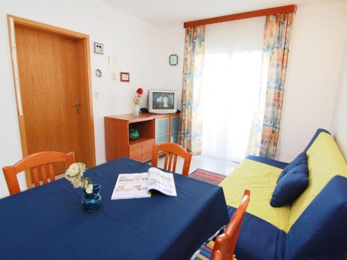  Apartment Anteo in Nečujam