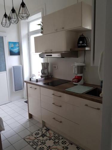 مطبخ, T2 terrasse de charme à Rochebonne 400 m plage (T2 terrasse de charme a Rochebonne 400 m plage) in Parame