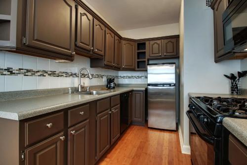 นิคเกอร์บ็อคเกอร์ ออน เดอะ เลค (Knickerbocker on the Lake) near พิพิธภัณฑ์ศิลปะการตกแต่ง วิลล่าเทอร์เรซ