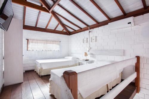 4 twin beds
